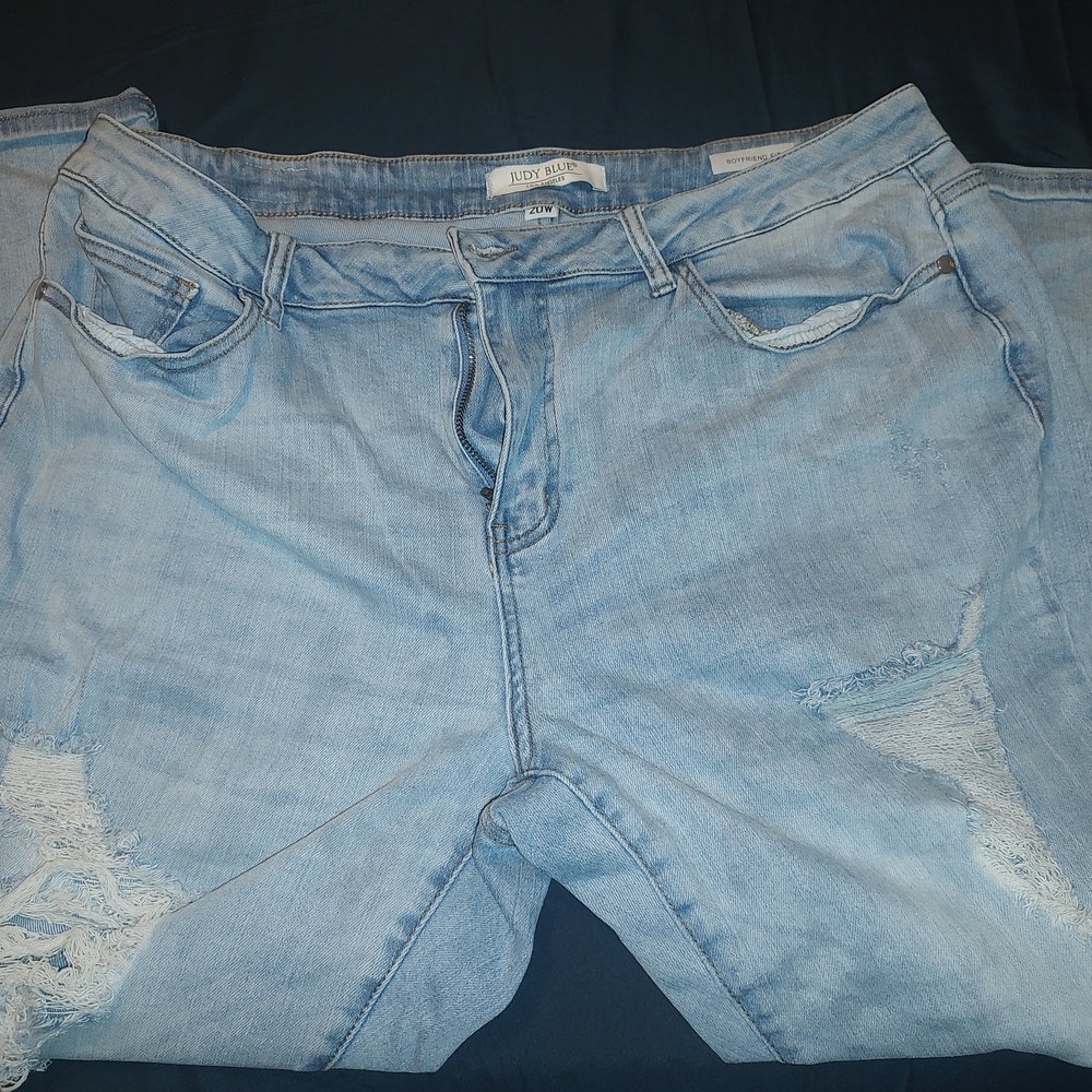Judy Blue Light Wash Boyfriend Jeans - Picture 2 of 5